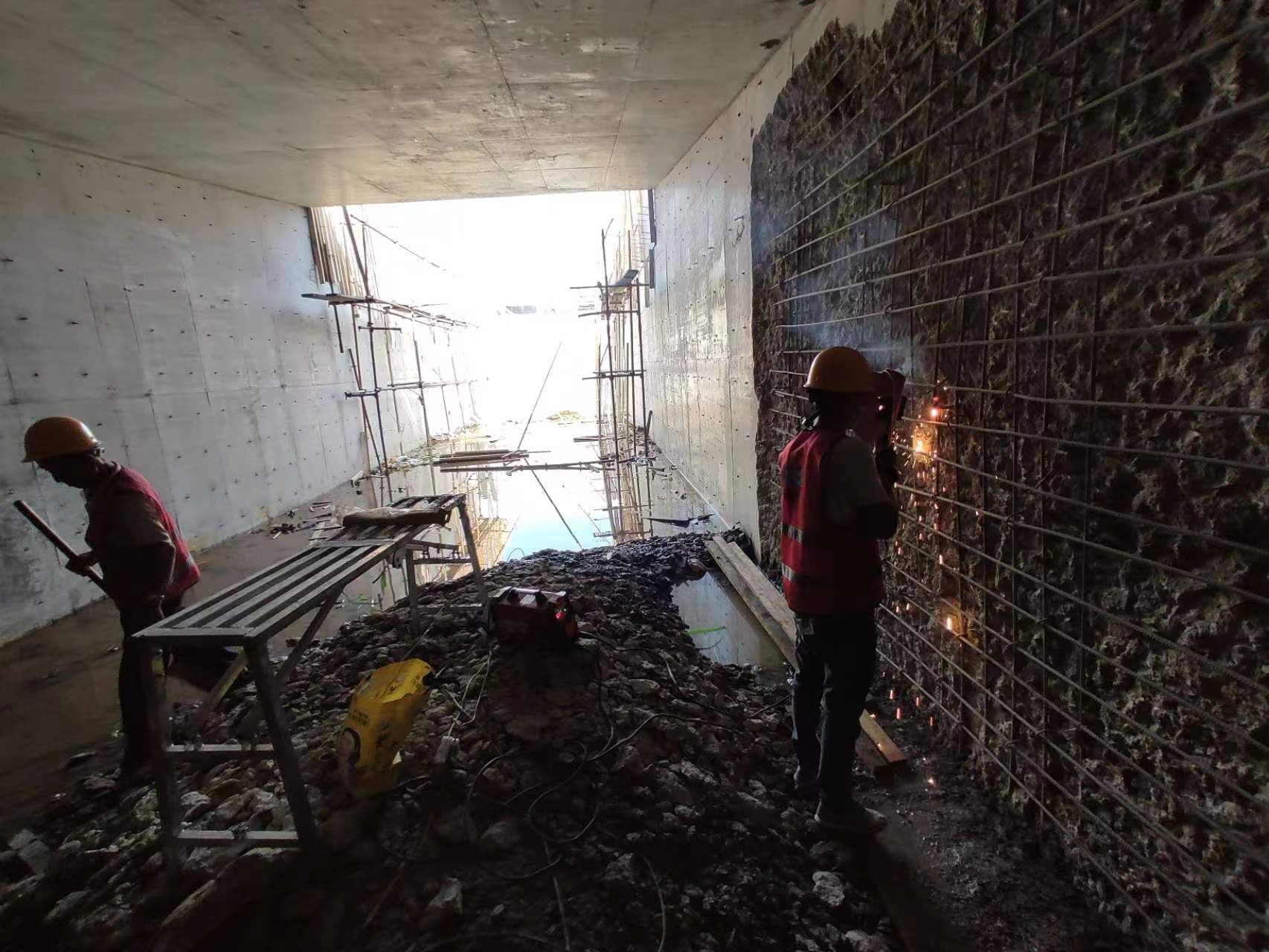 荔城挖断承重墙导致楼体开裂，加固施工方案出炉